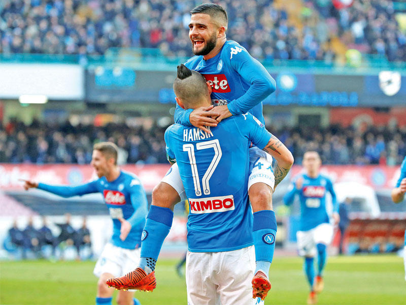 لاعبو نابولي خلال مباراة سابقة في الدوري الإيطالي