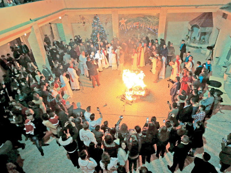 عراقيون مسيحيون يؤدون صلوات في كنيسة القديس جرجس في تل سقف شمال العراق (رويترز)