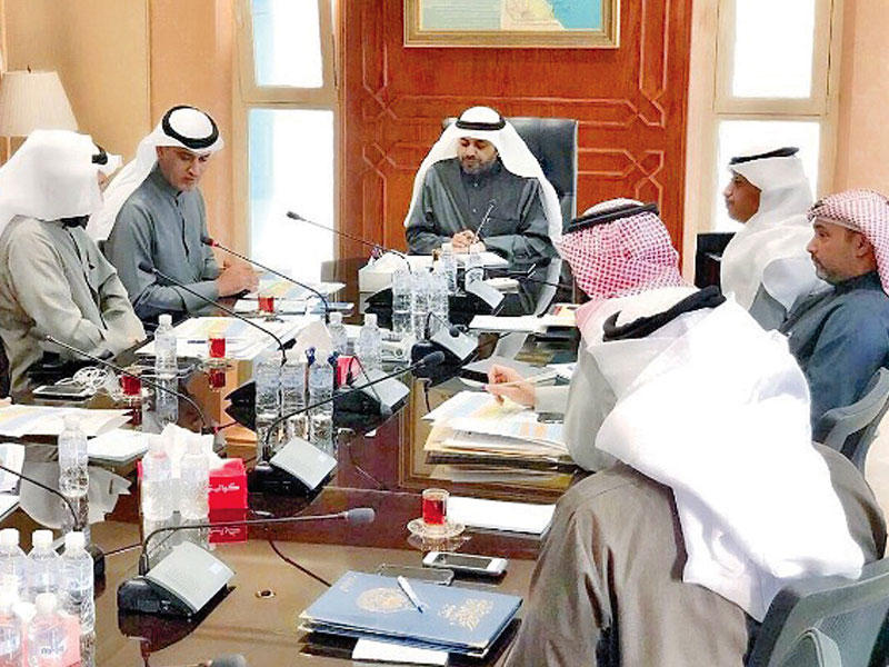 الجبري وقيادات الوزارة خلال الاجتماع