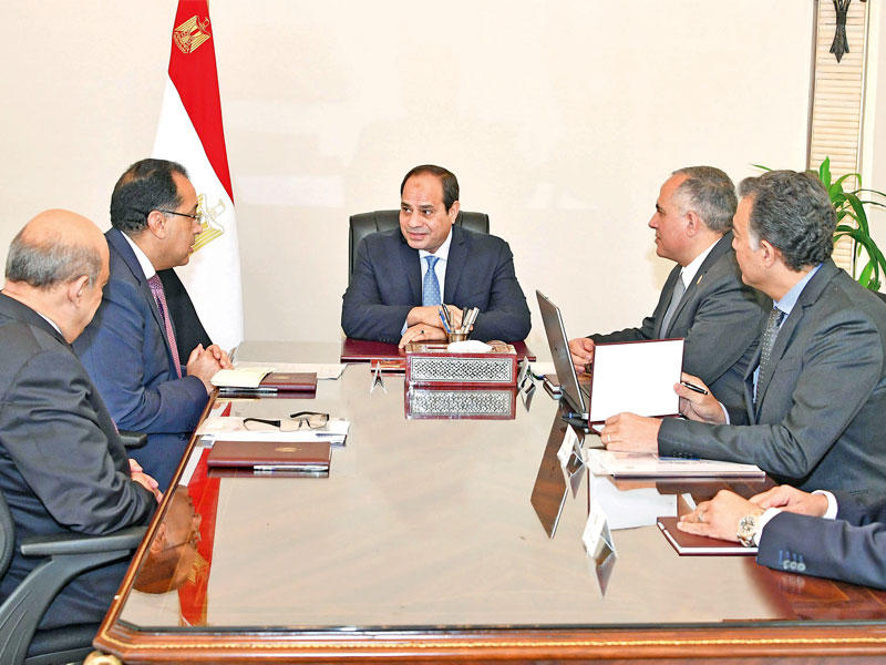 الرئيس السيسي يلتقي القائم بأعمال رئيس الوزراء وزير الإسكان مصطفى متولي ووزراء كل من الري والموارد المائية والسياحة والنقل في القاهرة أمس