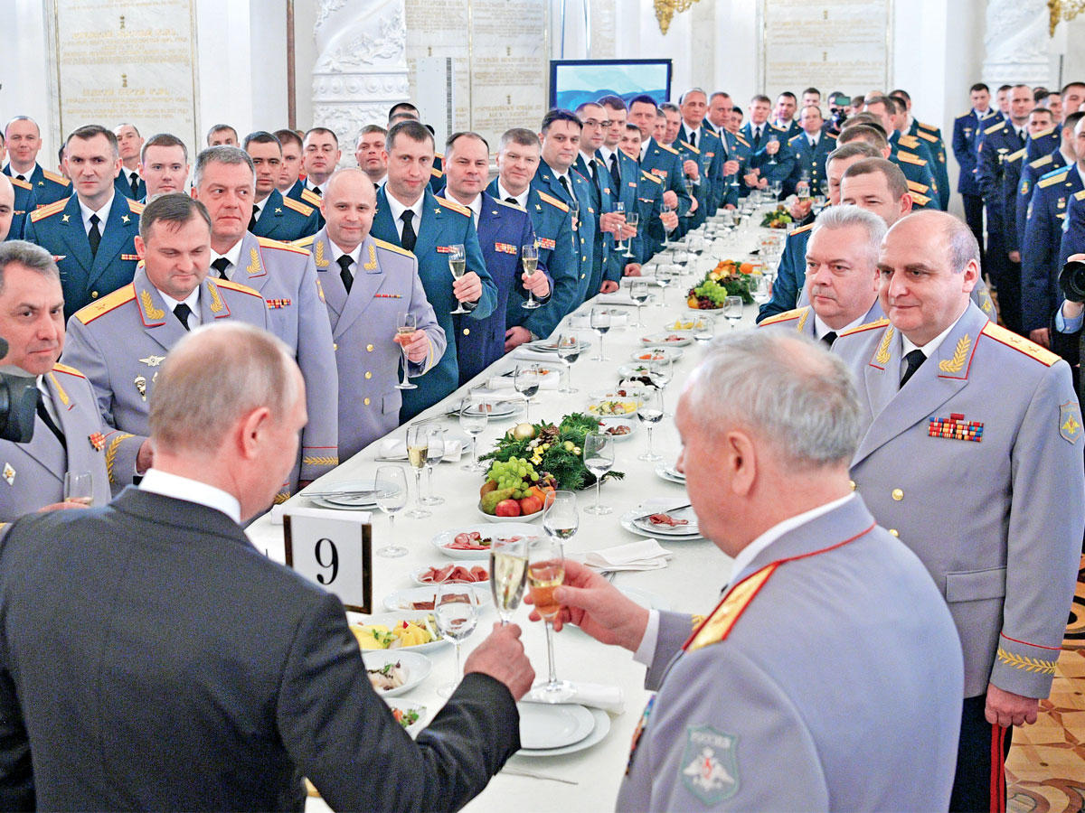 بوتين يحتفل مع عسكرييه القادمين من سورية في الكرملين أمس (إي بي إيه)n