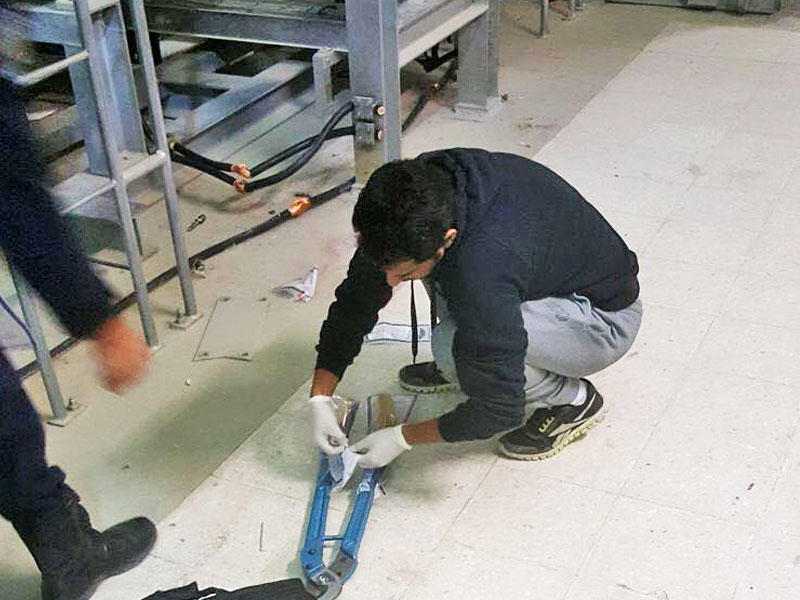 رجال الأدلة الجنائية يرفعون البصمات من موقع السرقة