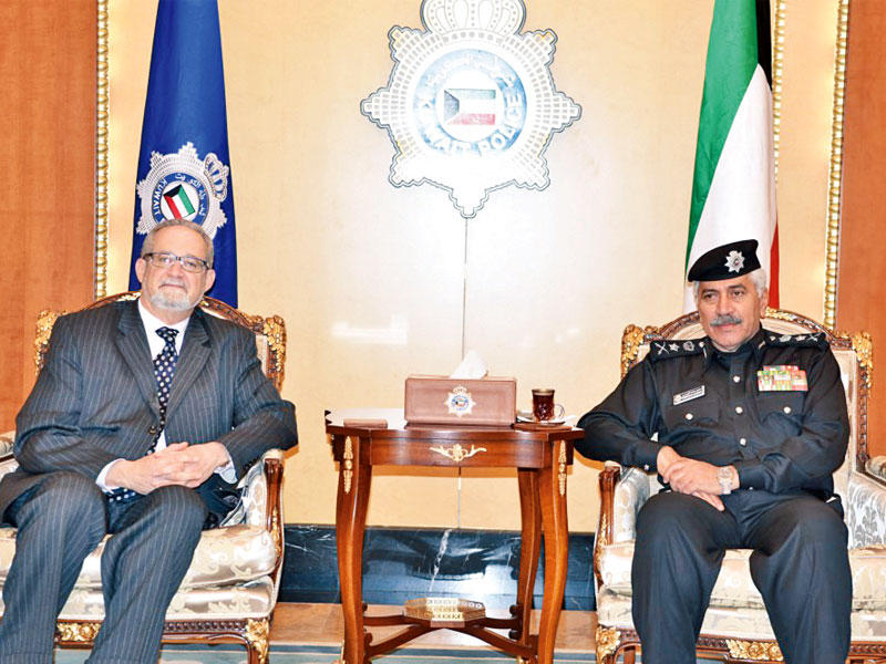 الدوسري مستقبلاً السفير الأميركي