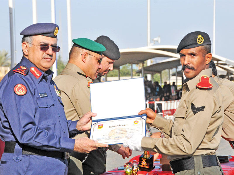 المزيدي مكرماً أحد الخريجين