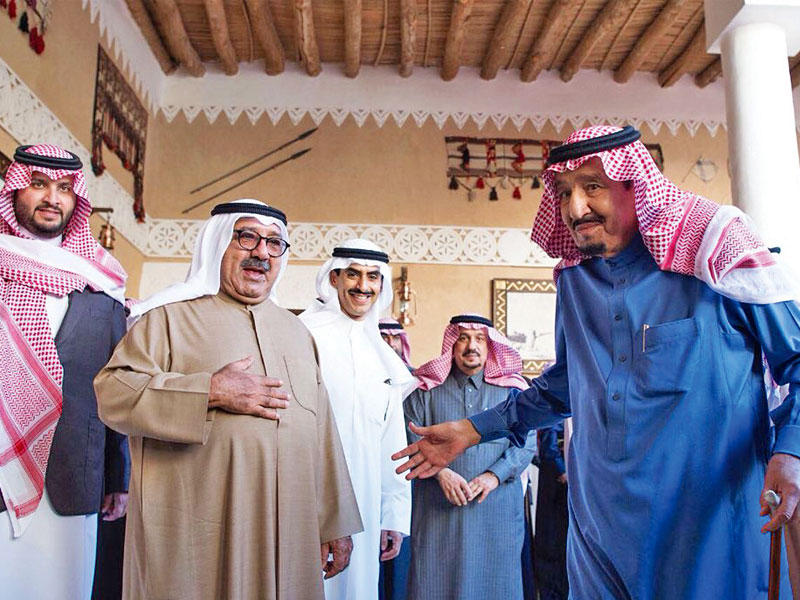 خادم الحرمين خلال استقباله ناصر الصباح في قصر العوجا بالدرعية أمس