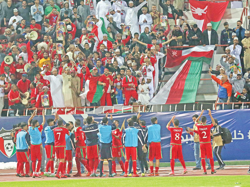 اللاعبون العمانيون يحيون جماهيرهم (تصوير جورج رجي)