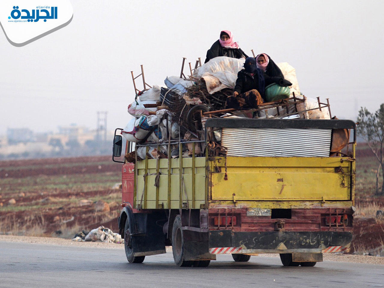 مدنيون يغادرون المدينة بعد اشتداد المعارك والغارات الجوية 