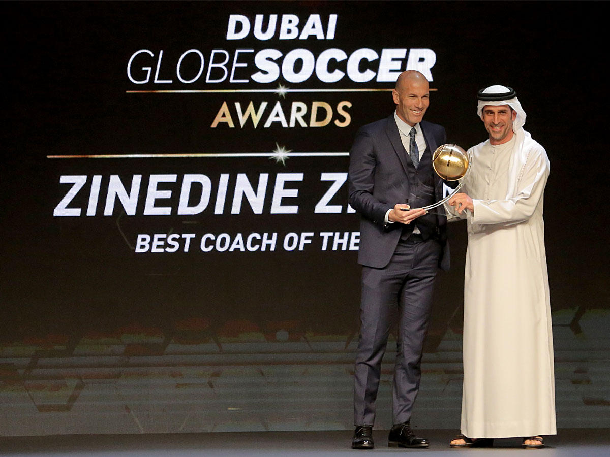 زيدان مدرب ريال مدريد يتسلم جائزته