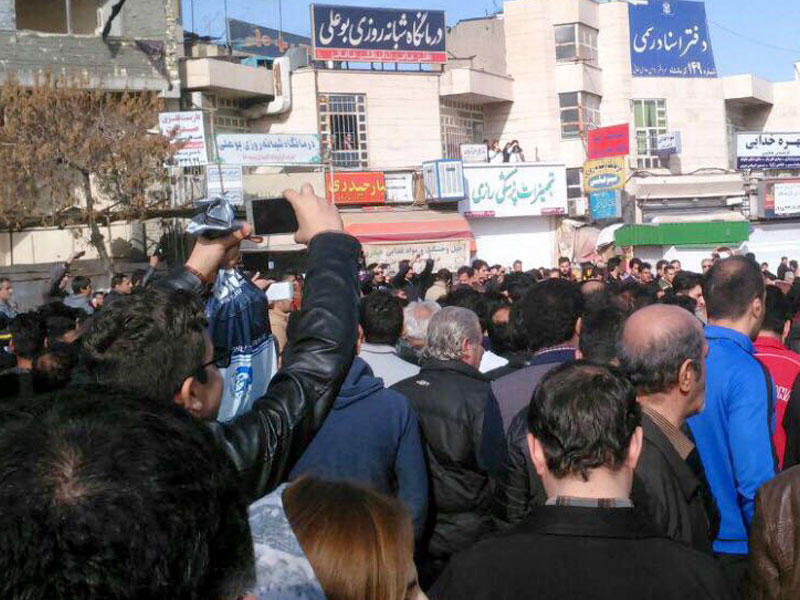 متظاهرون يتجمعون في كرمنشاه 