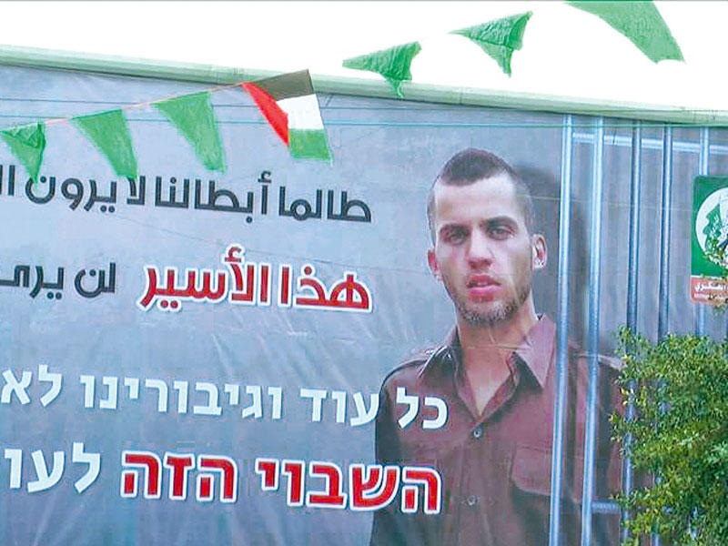 صورة الجندي الأسير مرفوعة في وسط غزة أمس (الجزيرة.نت)