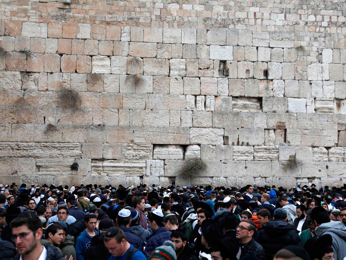 الاف اليهود يؤدون صلاة للاستسقاء عند الحائط الغربي أمس الأول (أ ف ب)