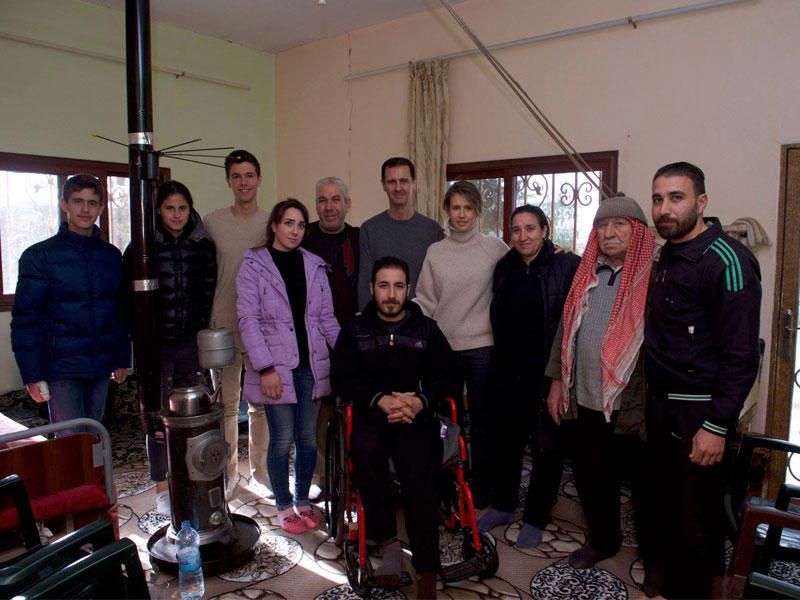 الأسد وعائلته يزورون جريحاً مسيحياً في الجيش السوري بمنزله في حمصn