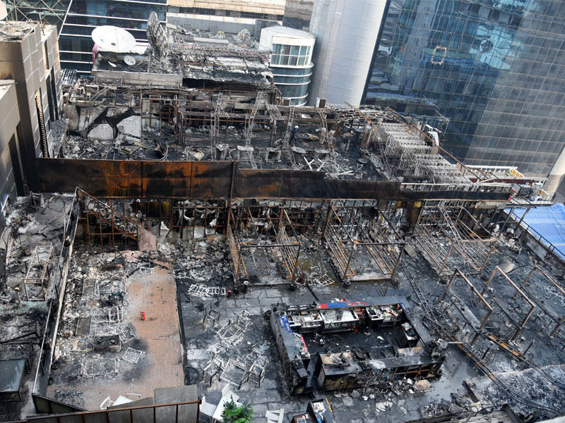 طاولة الطعام المحترقة بين بقايا متفحمة من ريستوبار حيث تم عقد حفل على السطح في مومباي