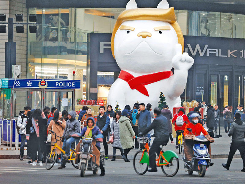 تمثال يمثل كلباً على هيئة ترامب خارج مجمع تجاري في مدينة صينية احتفالا بقدوم «سنة الكلب» حسب التقويم الصيني (أ ف ب)n