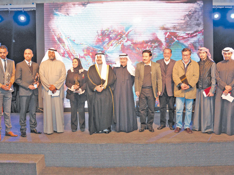 صباح الناصر وعبدالرسول سلمان مع الفائزين بجوائز مهرجان الإبداع التشكيليn