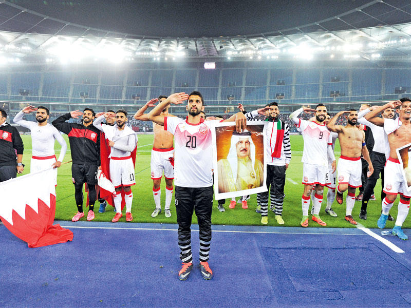 لاعبو المنتخب البحريني يحيون الجماهير الحاضرة (تصوير خليل حجاج ونوفل إبراهيم وجورج ريجي)