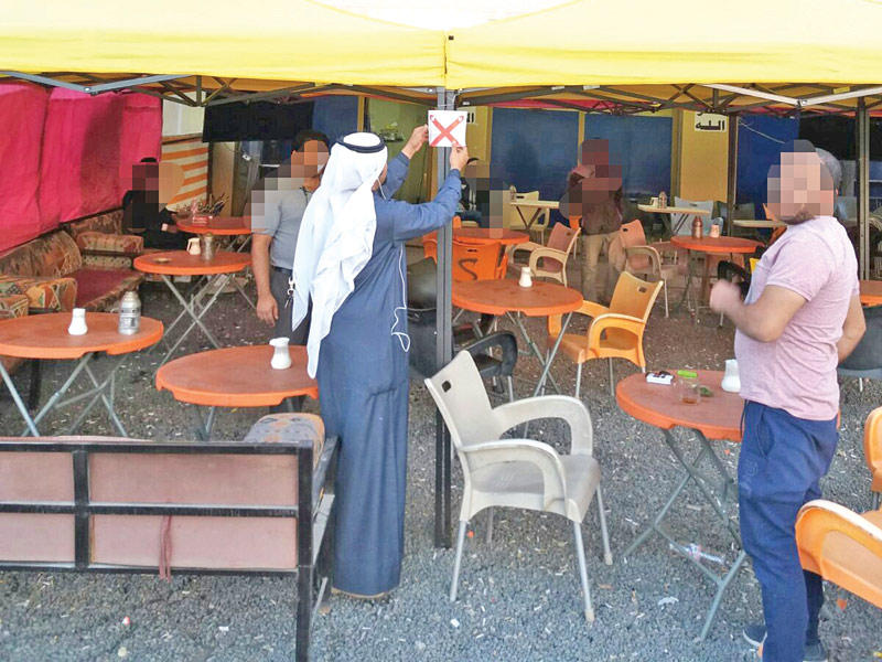 وضع ملصق على إحدى المخالفات