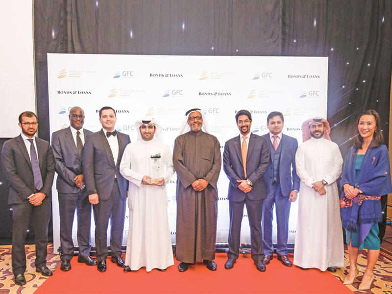 موظفو مجموعة إيكويت خلال تسلم الجائزة