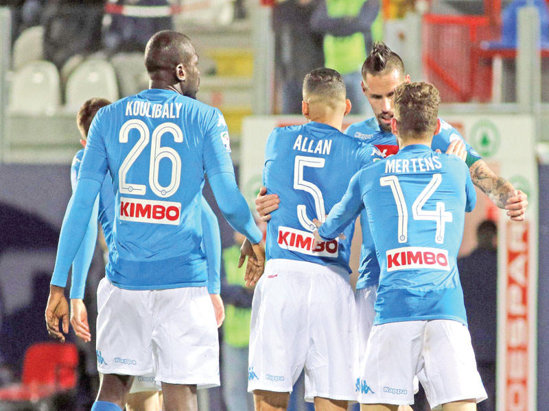 فرحة لاعبي نابولي بهدف هامسيك