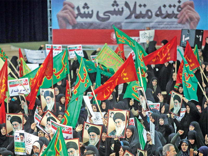 تجمع لمؤيدي خامنئي خارج مسجد الخميني في طهران أمسt(إي بي إيه)