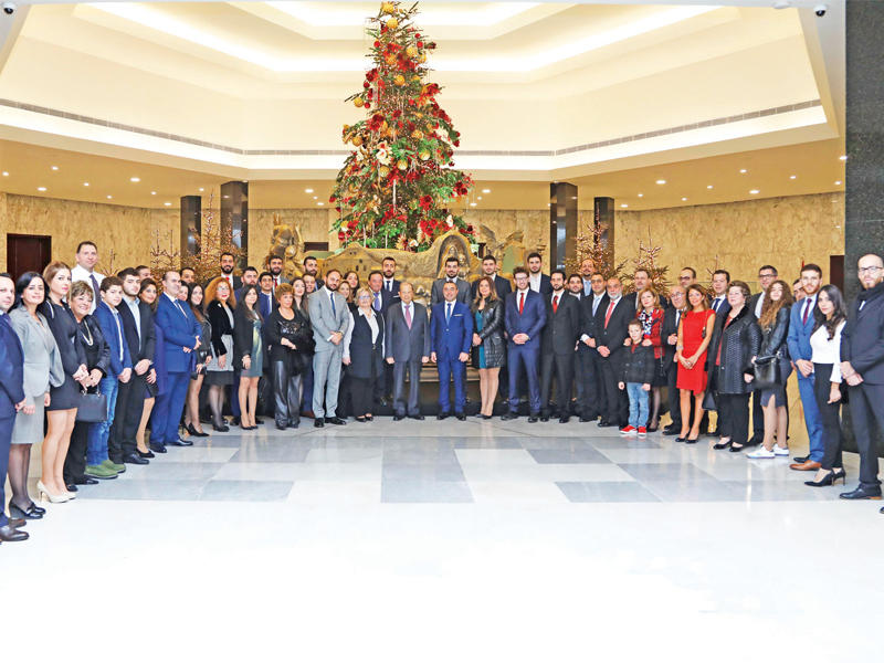 الرئيس اللبناني مستقبلاً وفداً من المغتربين في قصر بعبدا للتهنئة بعيد الميلاد أمس الأولt(دالاتي ونهرا)