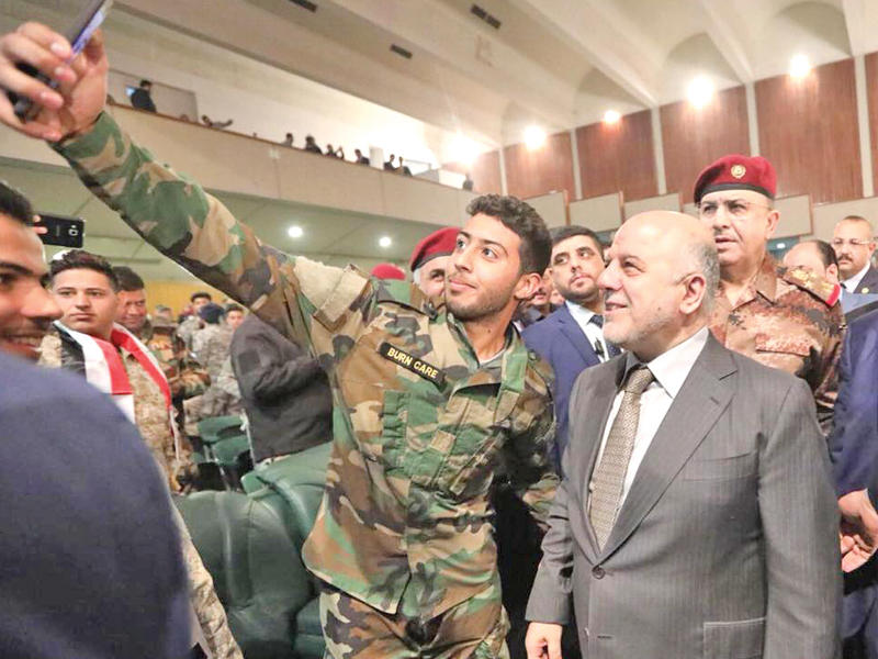 جندي يأخذ سيلفي مع العبادي في حفل ببغداد أمسn(المكتب الإعلامي لرئيس الوزراء)