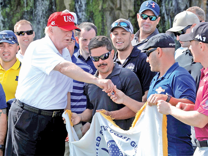 ترامب مصافحاً بعض المواطنين في بالم بيتش بفلوريدا (رويترز)