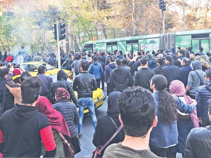 طلاب جامعة طهران خلال المواجهات مع قوات الأمن أمس الأول (ا ف ب)n