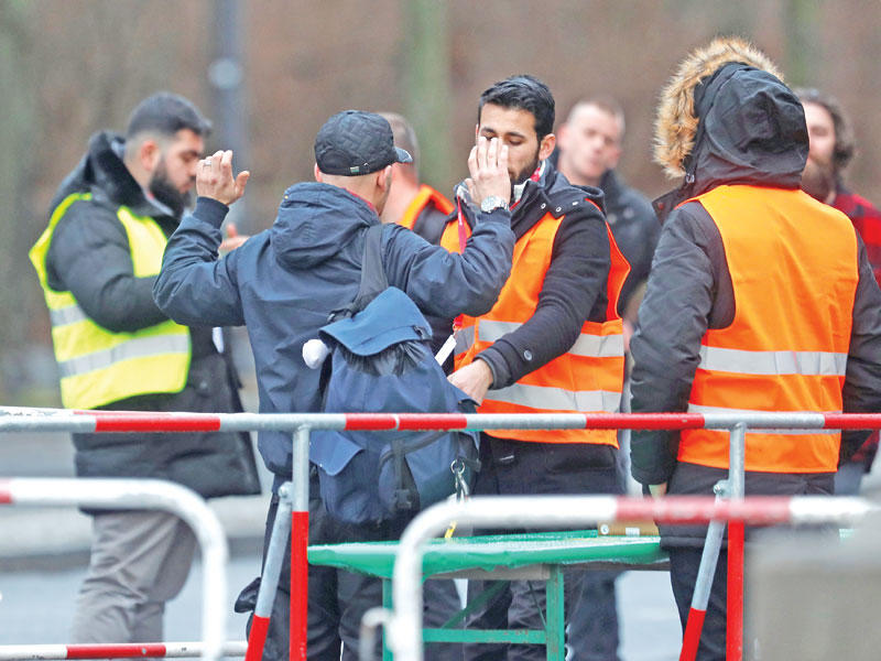 نقطة تفتيش على بوابة براندنبورغ قبيل احتفالات ليلة رأس السنة المقبلة في برلين (رويترز)