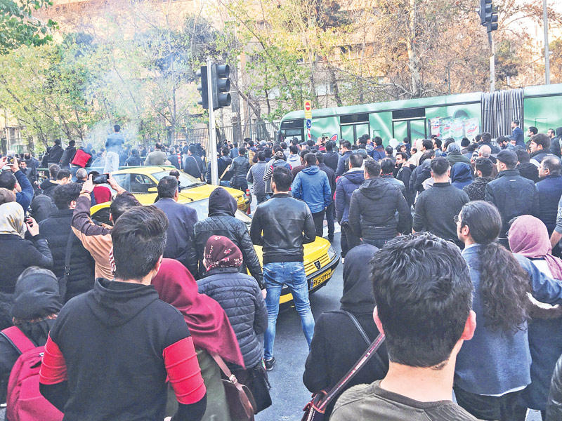 طلاب جامعة طهران خلال المواجهات مع قوات الأمن أمس الأول (ا ف ب)