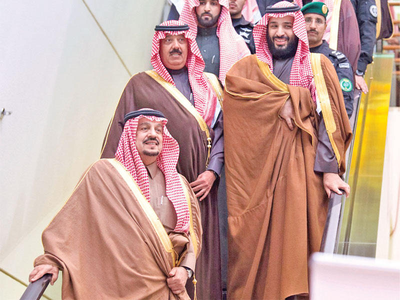 ولي العهد السعودي وإلى يمينه الأمير متعب  (العربية.نت)n