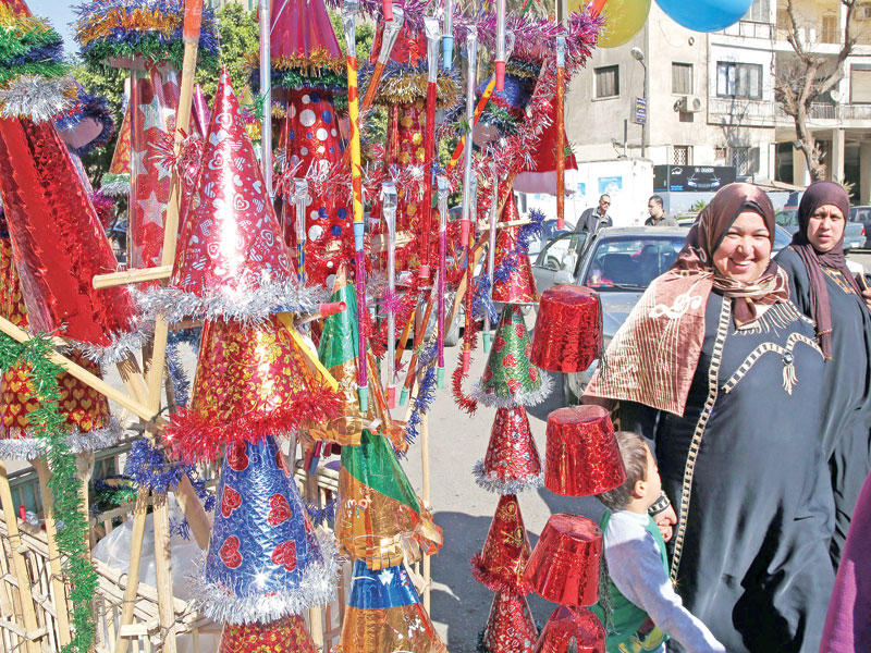 مصريتان في سوق لبيع لوازم رأس السنة في القاهرة أمسt (إي بي إيه)