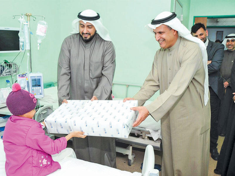  د. باسل الصباح وعصام الصقر يقدمان الهدايا للأطفال المرضى