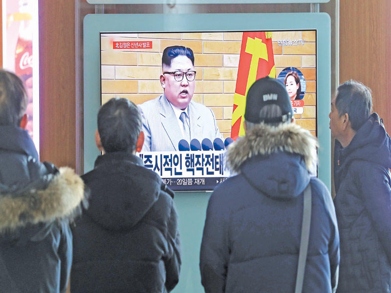 كوريون يستمعون إلى كلمة كيم في سيول أمس (رويترز)