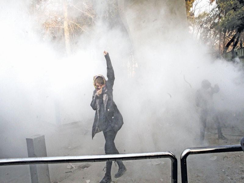 إيرانية خلال اشتباكات الشرطة مع طلبة جامعة طهران الخميس الماضي (إي بي إيه)