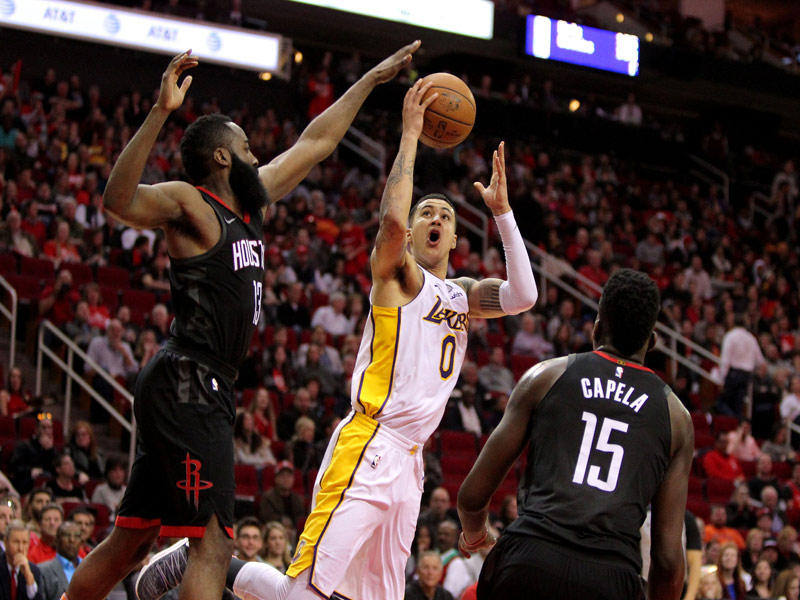 هاردن نجم هيوستن يتصدى لمحاولة كوزما نجم ليكرز