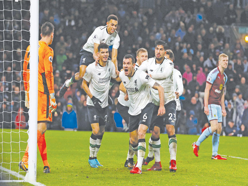 فرحة لاعبي ليفربول بعد إحراز كلافان هدف الفوز