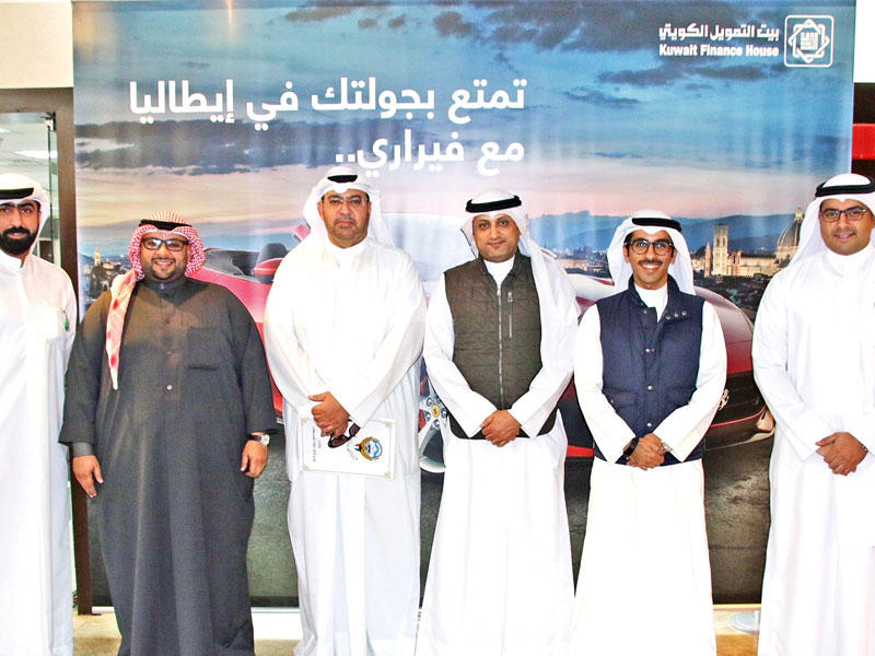 ممثل وزارة التجارة متوسطاً موظفي «بيتك» عقب إجراء السحب الأول