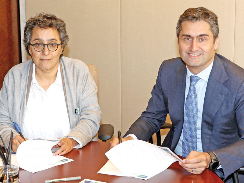 طارق محمود وسناء القملاس يوقعان الاتفاقية