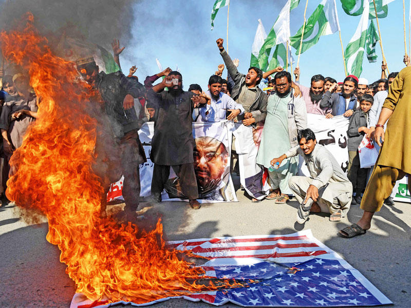 باكستانيون يحتجون ضد تغريدات ترامب في كراتشي أمس (أ ف ب)n
