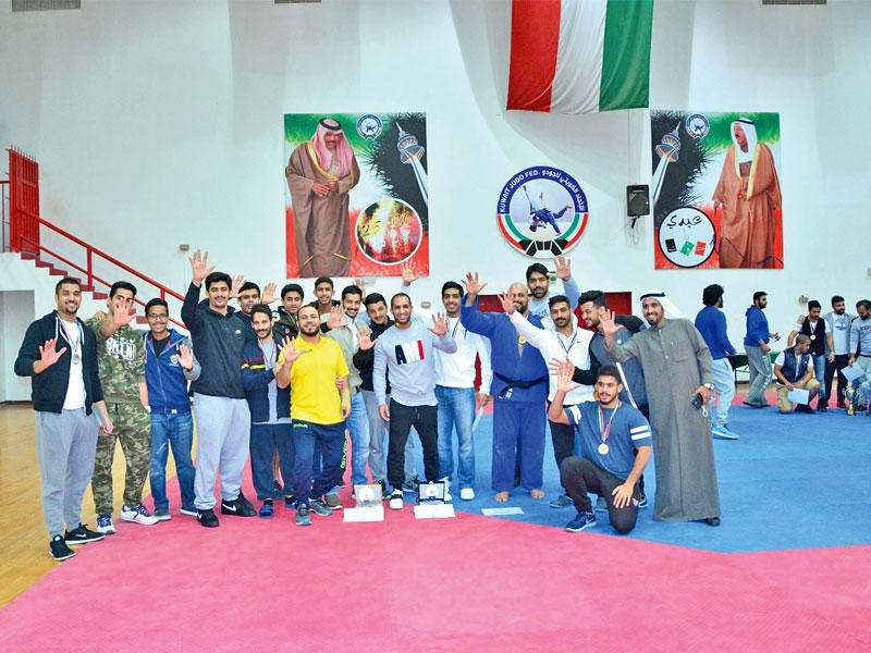 صورة جماعية للاعبين الفائزين بالبطولة 