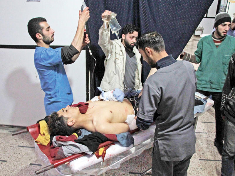 سوري يتلقى العلاج بعيادة مؤقتة بعد ضربة على دوما أمس (أ ف ب)