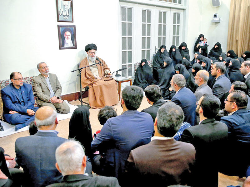 خامنئي مستقبلاً أهالي الشهداء في طهران أمس (إي بي إيه)