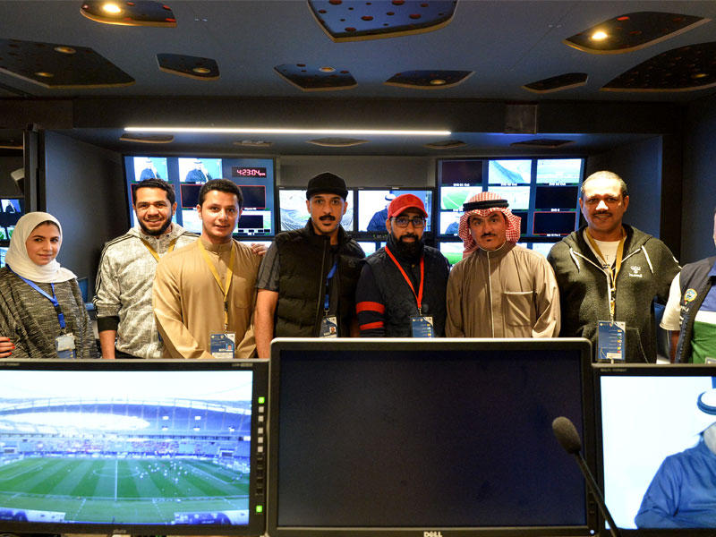 الجزاف يتوسط فريق العمل في سيارة النقل (السيف)