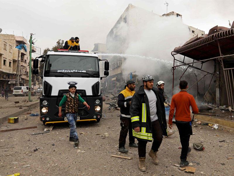 الدفاع المدني السوري، المعروف باسم ذوي الخوذ البيض، بإخماد حريق في موقع غارة جوية