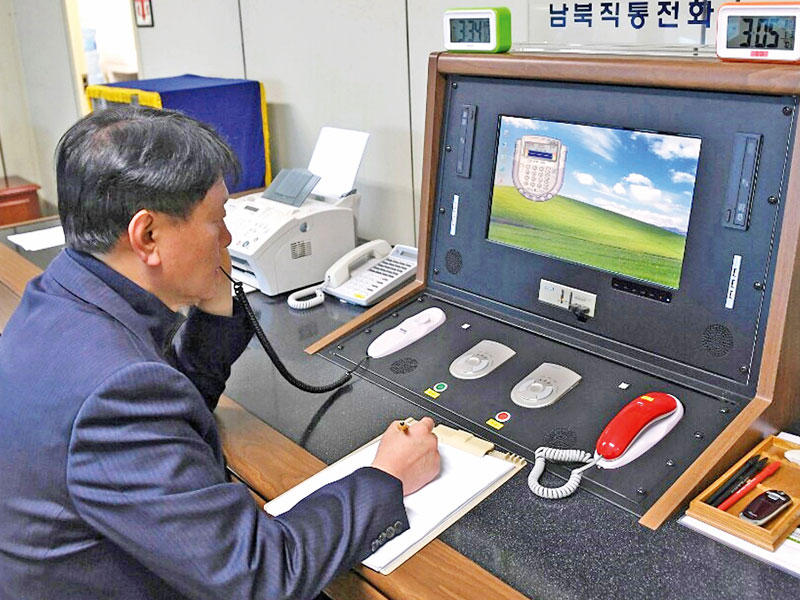 موظف كوري جنوبي يتواصل على الخط المباشر مع الشمال أمس ttt           (إي بي أيه)