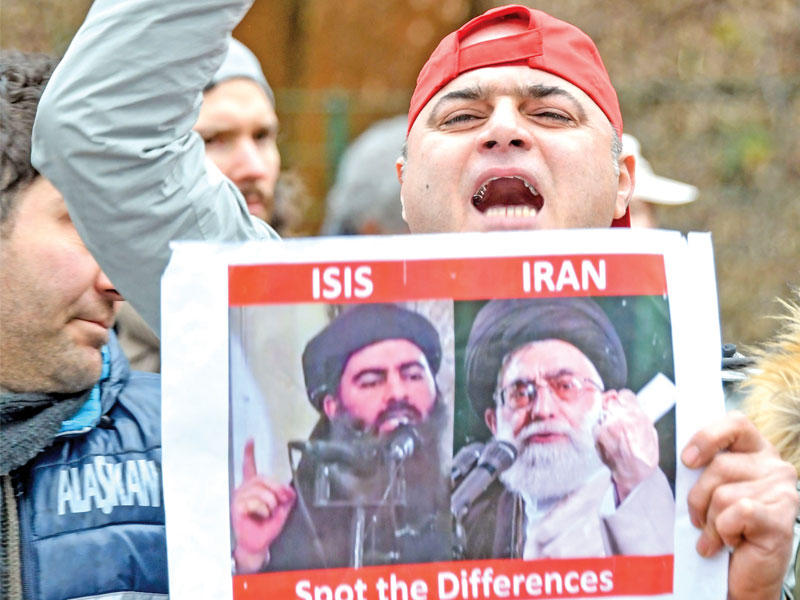 إيراني يحمل صورة تشبّه خامنئي بزعيم «داعش» البغدادي خلال وقفة أمام القنصلية الإيرانية في هامبورغ أمس
(أ ف ب)