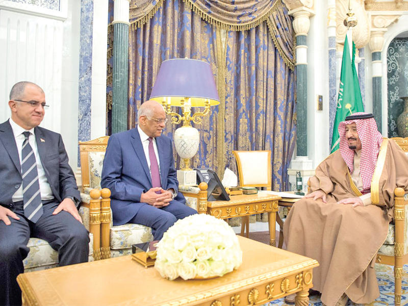 الملك سلمان مستقبلاً عبدالعال في قصر اليمامة بالرياض أمس (واس) 