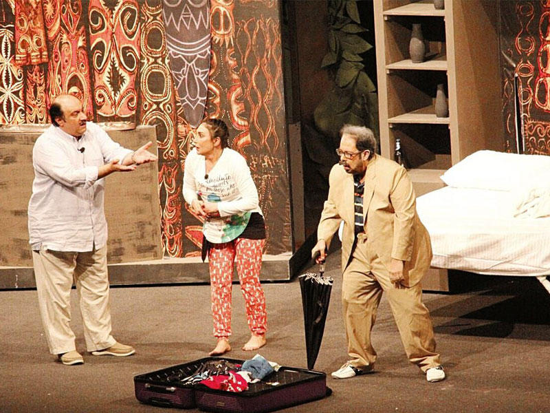 في مشهد من مسرحية «جنوب إفريقيا»