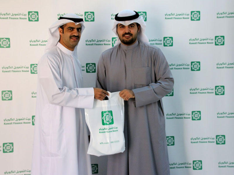 أحد الفائزين يتسلم جائزته